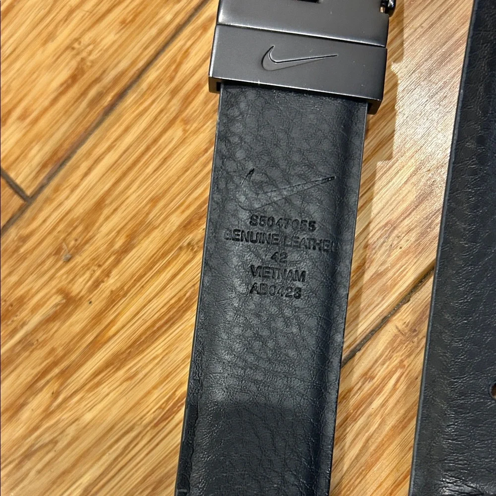 Nike Dark Gray & Black Reversible Leather Belt Gun Metal Buckle Men’s 42 NWOT - Picture 3 of 3